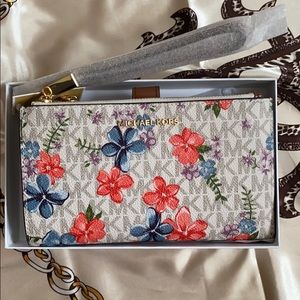 👉SOLD👈New Michael Kors Signature Wristlet Wallet